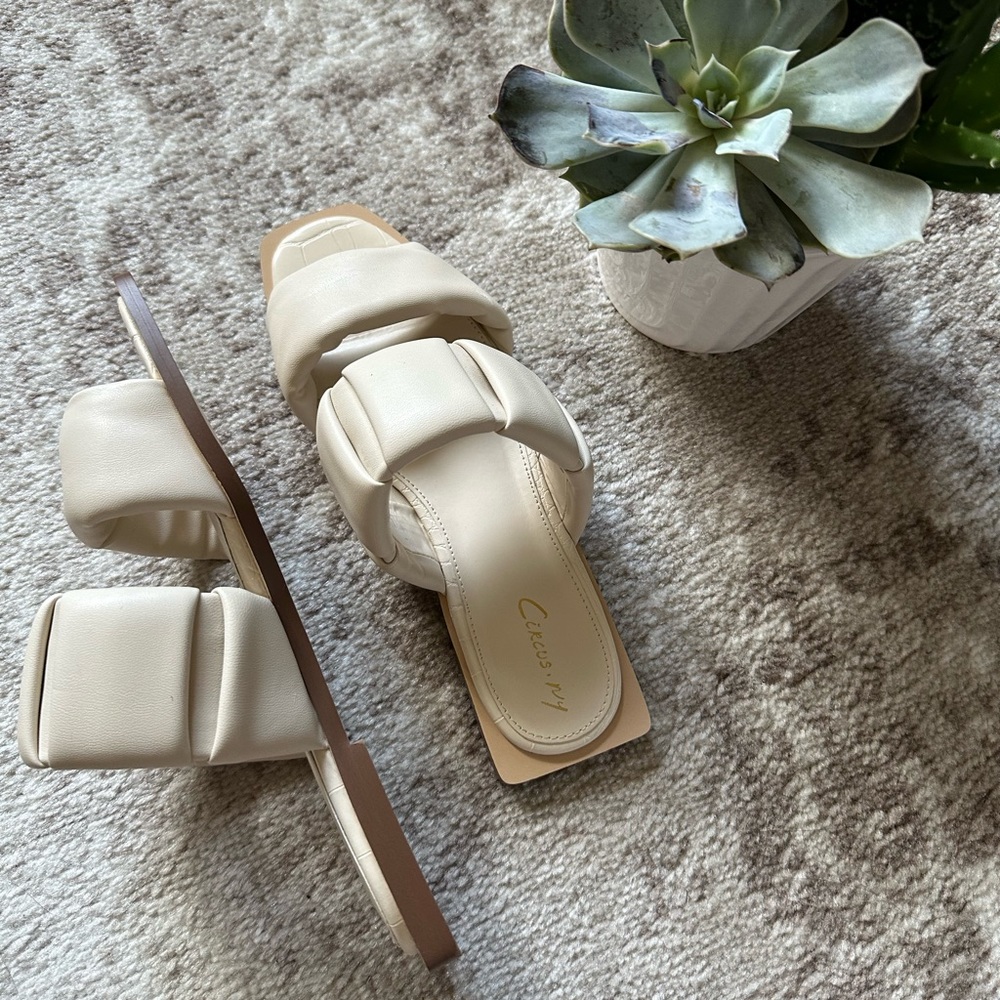 Sam Edelman Cream Sandals - Picture 1 of 5